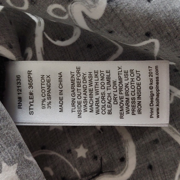 NWT Koi By Kathy Peterson Size XXS Black Metallic Gingerbread Alice Scrub Top - Picture 10 of 16